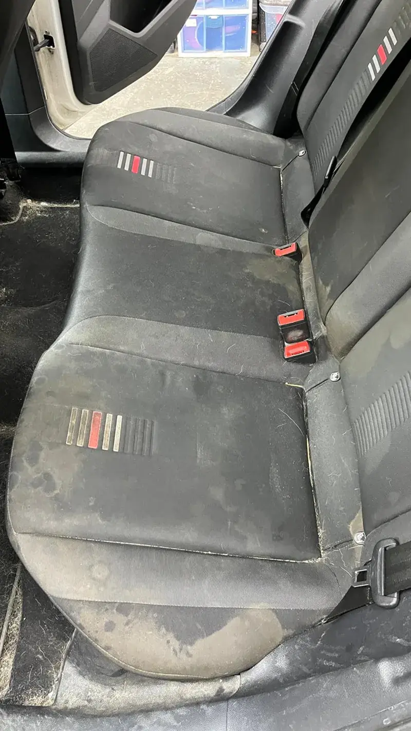 תא נוסעים עם כתמים ולכלוך לפני ניקוי פנים לעומק בדיטייל זון