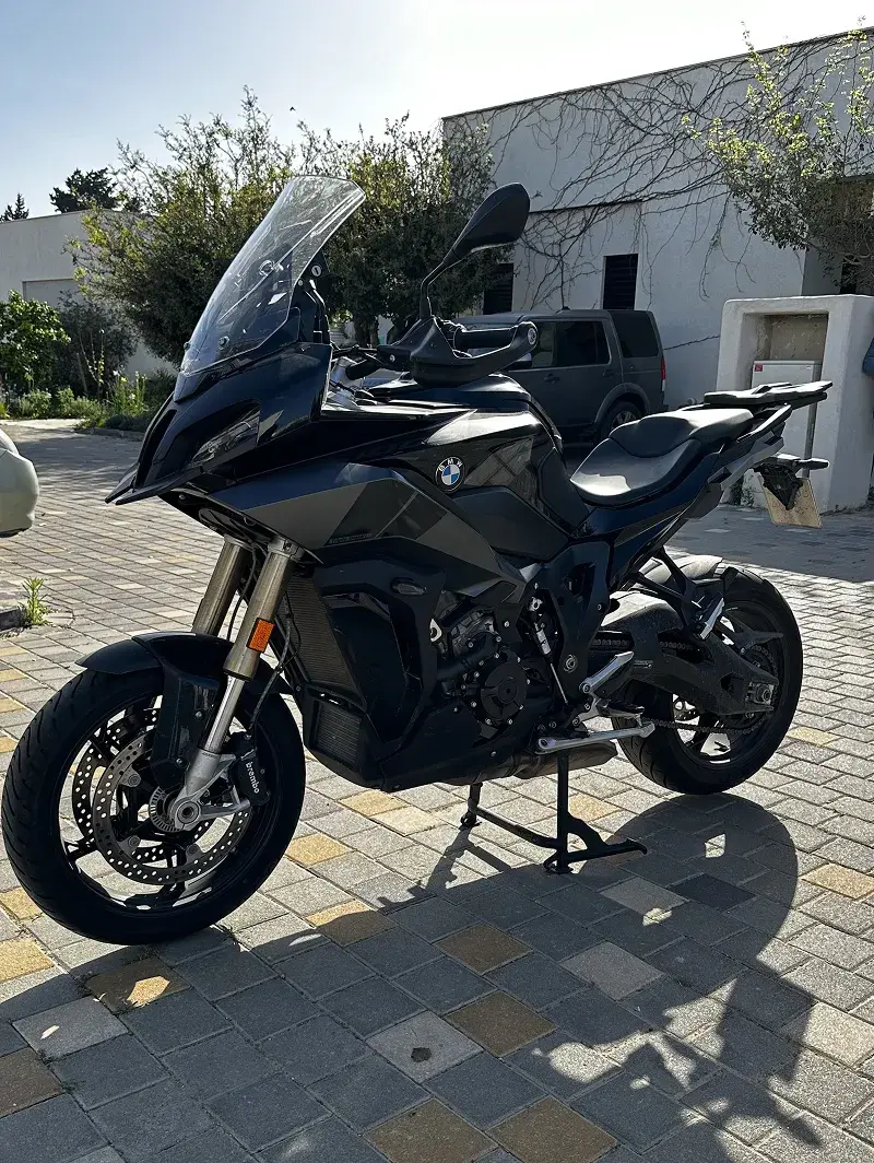 אופנוע ספורט-טורינג BMW שחור נקי ומבריק לאחר דיטיילינג בדיטייל זון