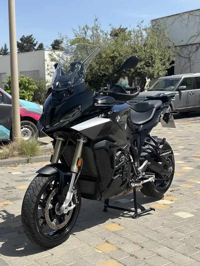 חזית אופנוע ספורט שחור נקייה ומבריקה לאחר דיטיילינג מלא בדיטייל זון